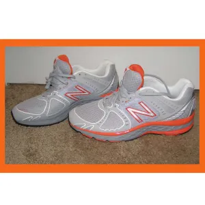 New size 8.5 Balance running sneakers womens