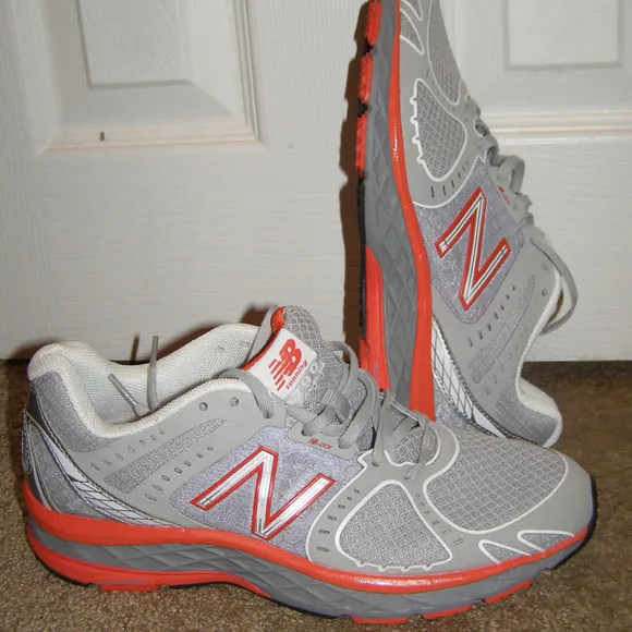 New size 8.5 Balance running sneakers womens