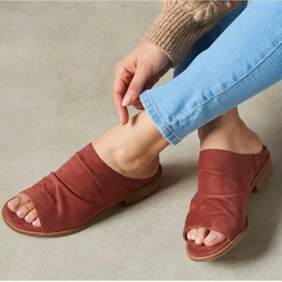 New Sofft Netta Women’s GENUINE SUEDE Sandals in Platino Gold size 9.5