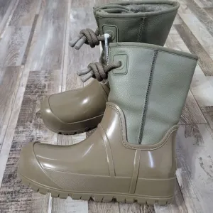 New UGG Raincloud olive green boots size 9
