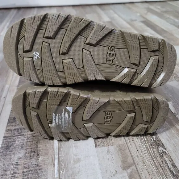 New UGG Raincloud olive green boots size 9