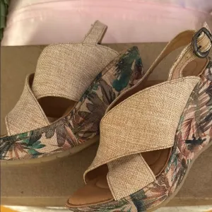 NIB Born Stylish Wedge Sandals with Floral Accents