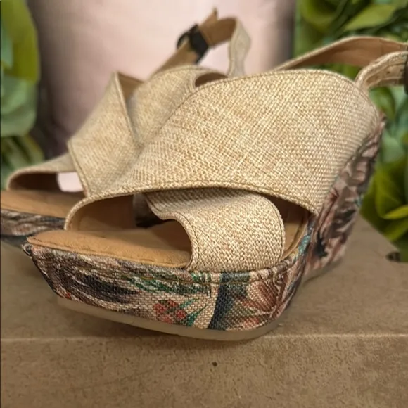 NIB Born Stylish Wedge Sandals with Floral Accents
