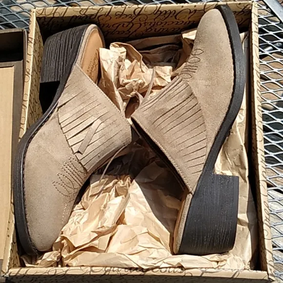 NIB wonens Ariat Unbridled tan leather shoes sz 8