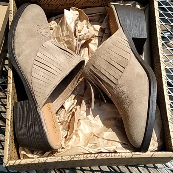 NIB wonens Ariat Unbridled tan leather shoes sz 8