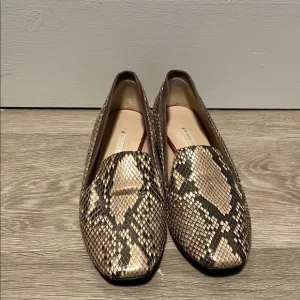 NICHOLAS KIRKWOOD Women's Snakeskin Round-Toe Loafers / Flats, Size 36.5