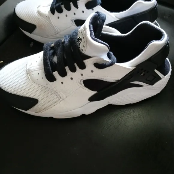 Nike Air Huarache Run Sneakers Shoes Black White size 7Y