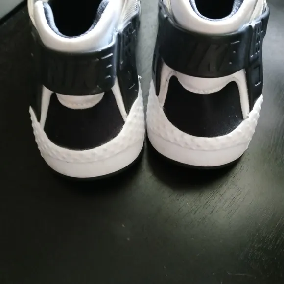 Nike Air Huarache Run Sneakers Shoes Black White size 7Y