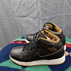 Nike Air Jordan Retro 1 Mid Shoes Sneakers GS Black Gold Youth Size 6