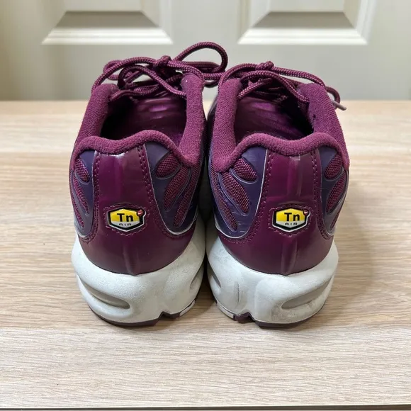 Nike Air Max Plus TN Women Size 9 Running Shoes Bordeaux/Summit White AV7912-600