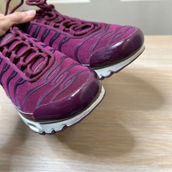 Nike Air Max Plus TN Women Size 9 Running Shoes Bordeaux/Summit White AV7912-600