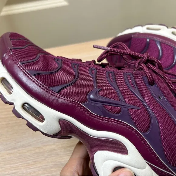 Nike Air Max Plus TN Women Size 9 Running Shoes Bordeaux/Summit White AV7912-600