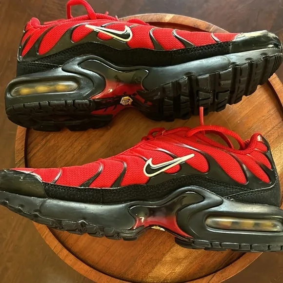 Nike Air Max TN Red and Black Sneakers 5.5Y = Women’s 7 Excellent Condition