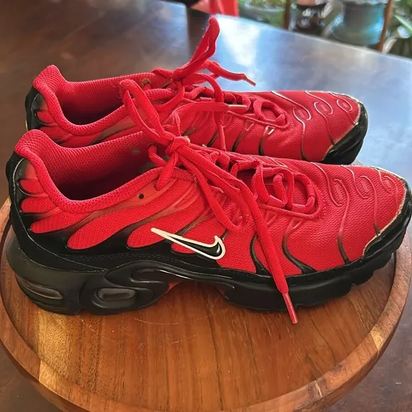 Nike Air Max TN Red and Black Sneakers 5.5Y = Women’s 7 Excellent Condition