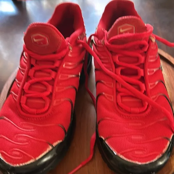 Nike Air Max TN Red and Black Sneakers 5.5Y = Women’s 7 Excellent Condition