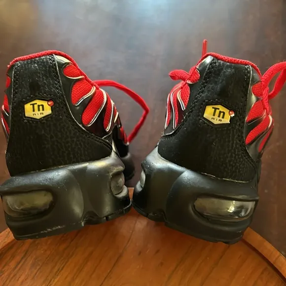 Nike Air Max TN Red and Black Sneakers 5.5Y = Women’s 7 Excellent Condition
