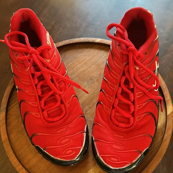 Nike Air Max TN Red and Black Sneakers 5.5Y = Women’s 7 Excellent Condition