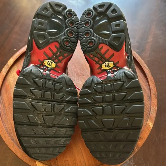 Nike Air Max TN Red and Black Sneakers 5.5Y = Women’s 7 Excellent Condition