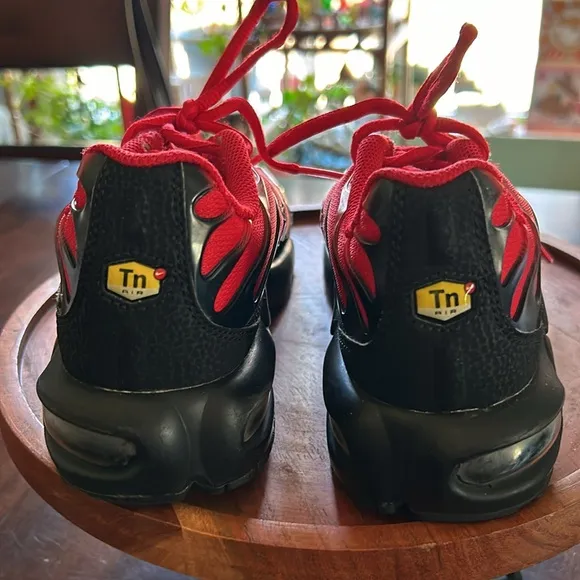 Nike Air Max TN Red and Black Sneakers 5.5Y = Women’s 7 Excellent Condition