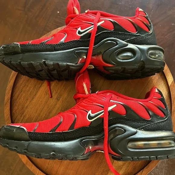 Nike Air Max TN Red and Black Sneakers 5.5Y = Women’s 7 Excellent Condition