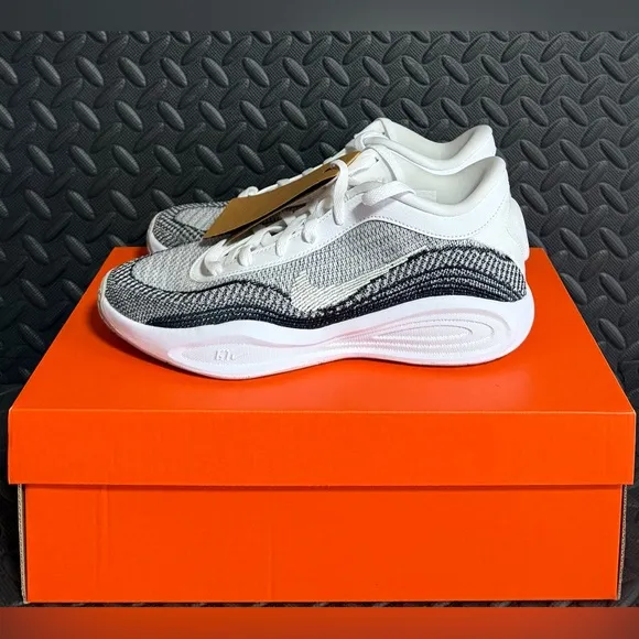 Nike Athletic Basketball Shoes White Black Mens Size 7.5 Womens Size 9