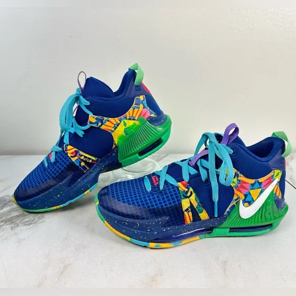 Nike Boys' LeBron Witness 7 VII Kaleidoscope Basketball Shoes Sneakers,  6.5Y