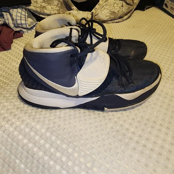 NIKE EUC MENS SIZE 8 KYRIE BASKETBALL SNEAKERS SHOES