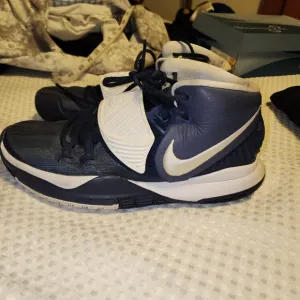 NIKE EUC MENS SIZE 8 KYRIE BASKETBALL SNEAKERS SHOES