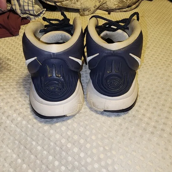 NIKE EUC MENS SIZE 8 KYRIE BASKETBALL SNEAKERS SHOES
