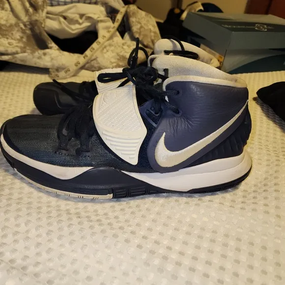 NIKE EUC MENS SIZE 8 KYRIE BASKETBALL SNEAKERS SHOES