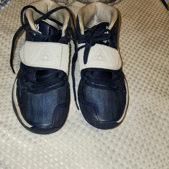 NIKE EUC MENS SIZE 8 KYRIE BASKETBALL SNEAKERS SHOES
