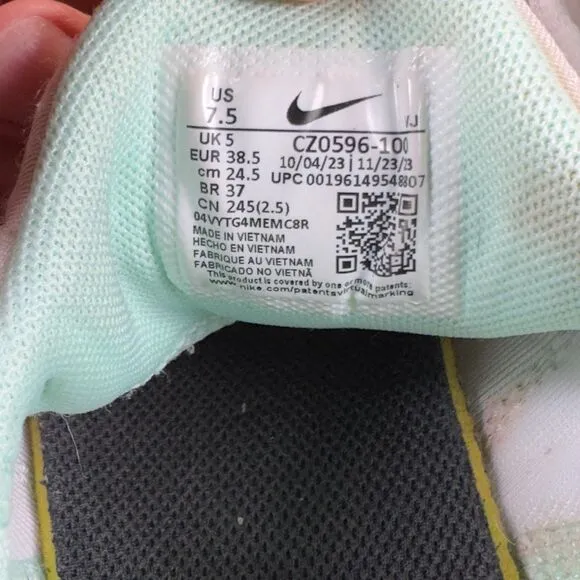 NIKE FREE METCON 4 - Women’s Athletic Shoes - SIZE 7.5