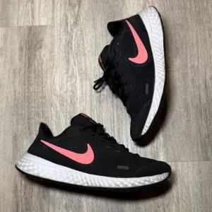 Nike Girl's Revolution size 6 Running Shoes Black / Pink BQ5671-002‎