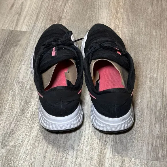 Nike Girl's Revolution size 6 Running Shoes Black / Pink BQ5671-002‎
