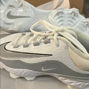 Nike Men's Baseball White and Gray Athletic Shoes 10.5