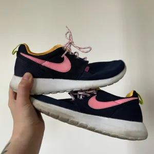 NIKE Roshe Run Running Low Navy Pink Shoes