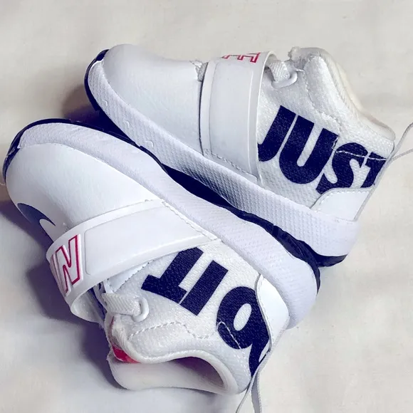 Nike Team Hustle D8 white black athletic shoes