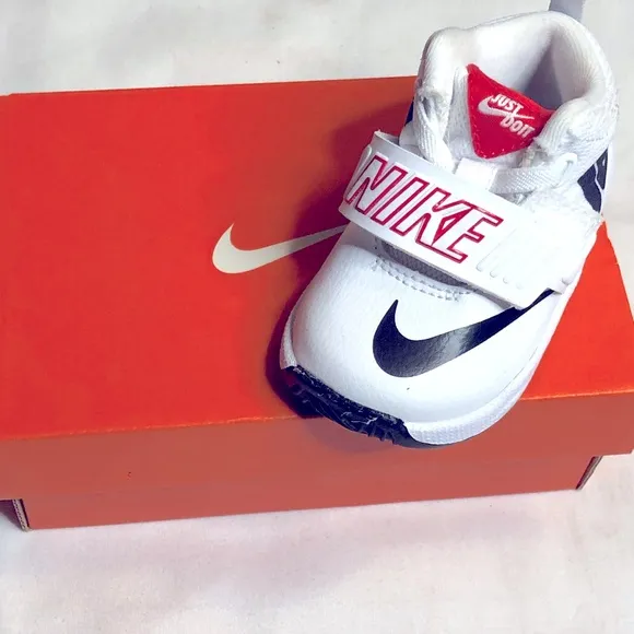 Nike Team Hustle D8 white black athletic shoes