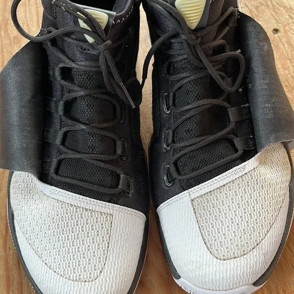 NIKE Zoom Hyperrev Black White Gold 820224-071 Basketball Shoes/Sneakers 10.5