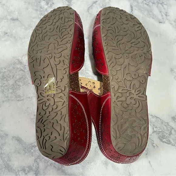 NWOB L’Artiste Spring Step Amoli Clog Red Leather Floral laser Cut Out Shoes 9.5