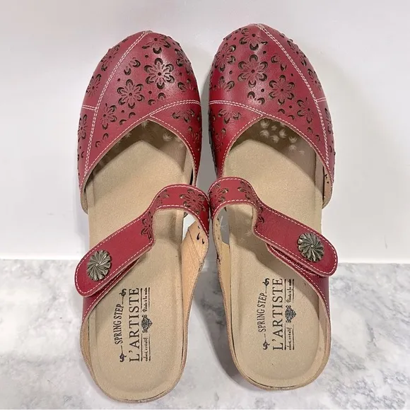 NWOB L’Artiste Spring Step Amoli Clog Red Leather Floral laser Cut Out Shoes 9.5