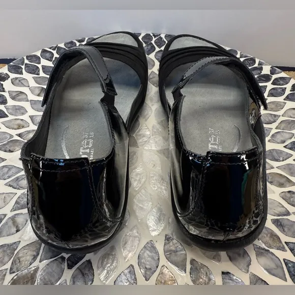 NWOB Naot Papaki Black patent leather Sandals with Adjustable Straps 6