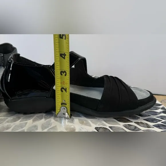 NWOB Naot Papaki Black patent leather Sandals with Adjustable Straps 6