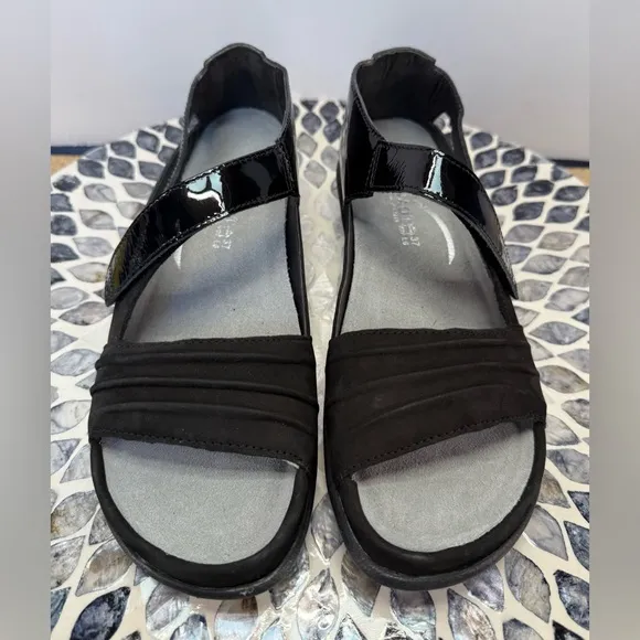 NWOB Naot Papaki Black patent leather Sandals with Adjustable Straps 6