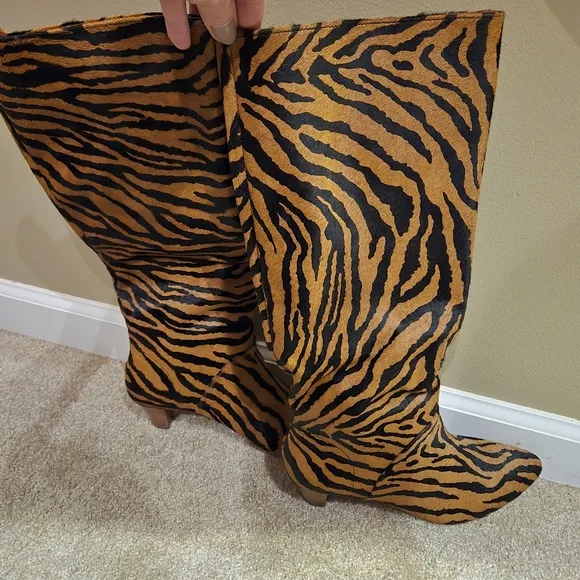 NWOB Silent D Boots Size 7 (Euro 38) Anthropologie Tinglet Kitten Heel Zebra Fur