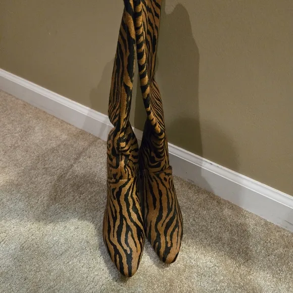 NWOB Silent D Boots Size 7 (Euro 38) Anthropologie Tinglet Kitten Heel Zebra Fur