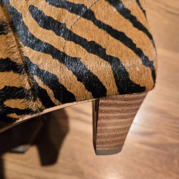 NWOB Silent D Boots Size 7 (Euro 38) Anthropologie Tinglet Kitten Heel Zebra Fur
