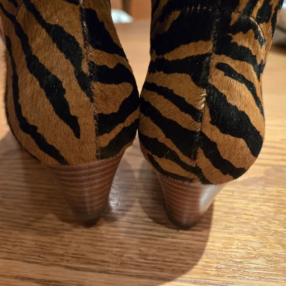 NWOB Silent D Boots Size 7 (Euro 38) Anthropologie Tinglet Kitten Heel Zebra Fur