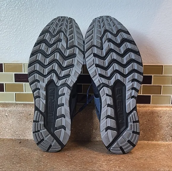 NWOT'S! SAUCONY - ISO Series, Everun Athletic Shoes- Mens 10.5 - Slightly Irreg.
