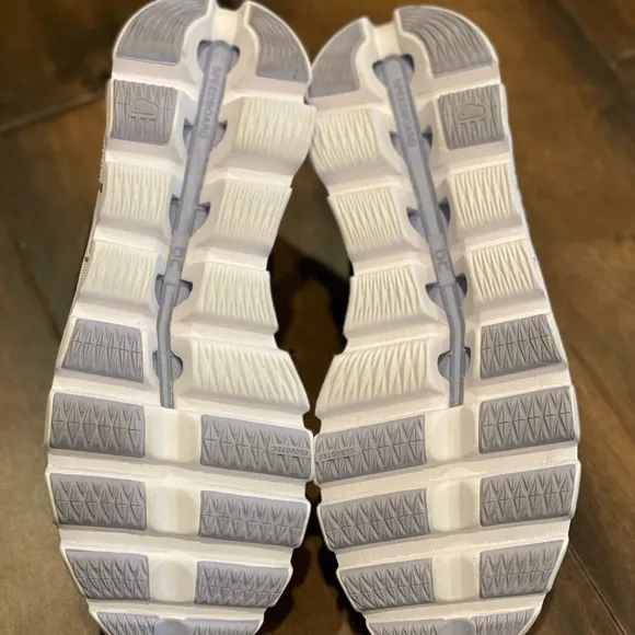 ON Clowswift running shoes NWOT